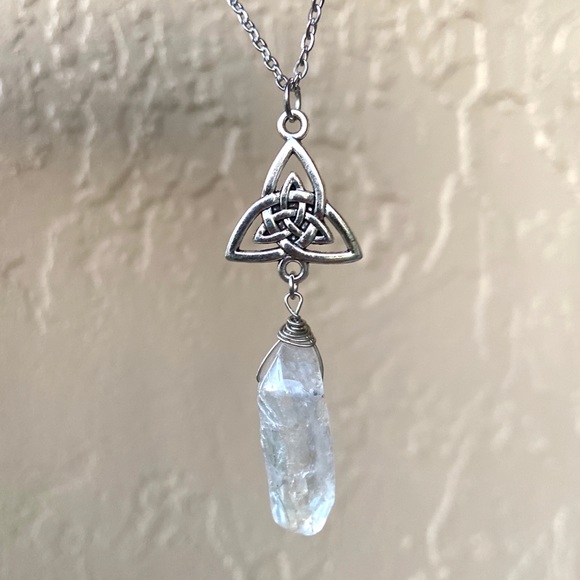 🔴 Celtic knot triquetra aura crystal necklace - Picture 5 of 8
